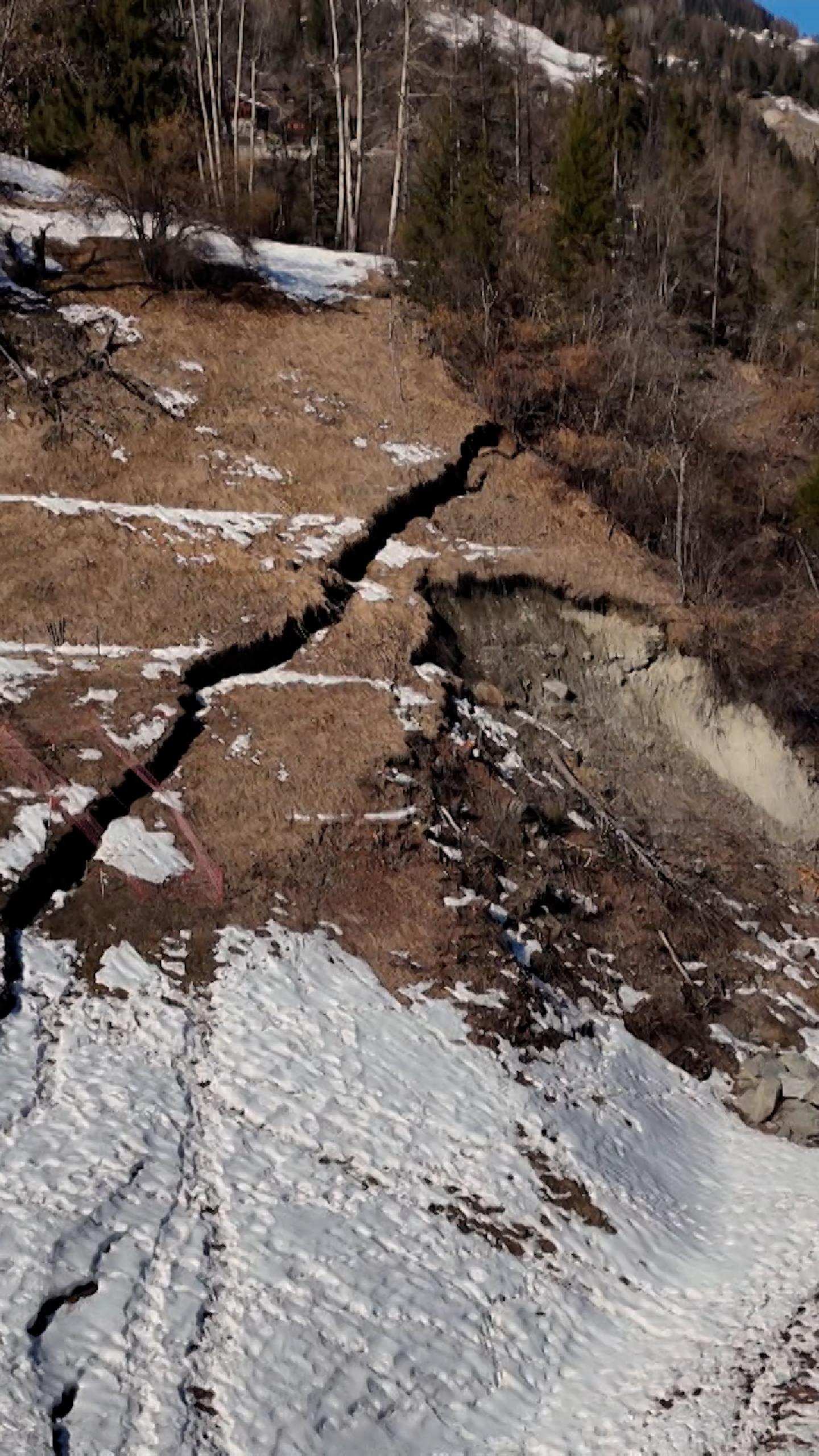 地割れ スイス・アルプス山腹に大きな地割れ 豪雨が原因か - SWI swissinfo.ch