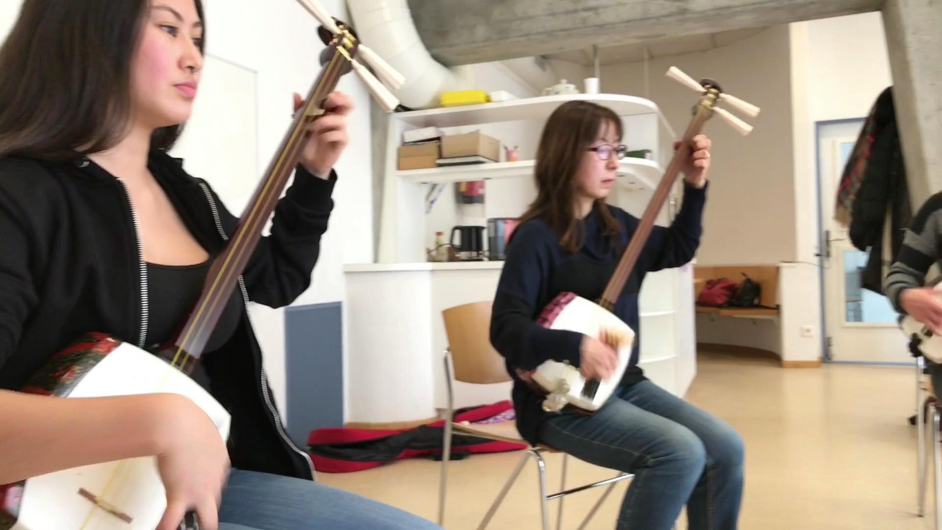 日本への慕情を胸に 民謡津軽三味線の伝統をスイスで伝承 - SWI